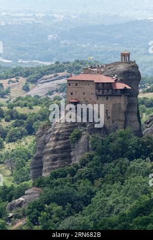 Das Kloster Agiou Nikolaou Anapavsa, auch Agios Nikolaos Anapafsas. Die griechisch-orthodoxen Meteora-Klöster wurden auf Sandsteinklippen oben errichtet Stockfoto