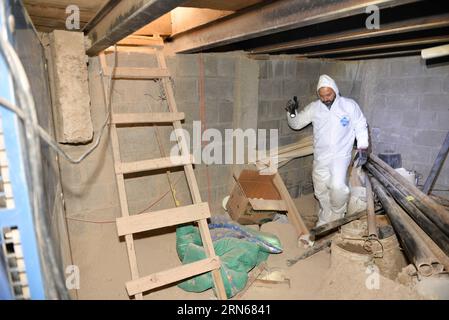 Ein Spezialist inspiziert den Tunnel, durch den Mexikos Drogenkönigin Joaquin El Chapo Guzman am 14. Juli 2015 in Almoloya de Juarez, Mexiko, flüchtete. Der mexikanische Drogenlord Joaquin El Chapo Guzman hätte ohne Hilfe von innen nicht aus dem Gefängnis entkommen können, sagte Innenminister Miguel Angel Osorio Chong am Montag: die Zusage, alle Beteiligten des dreisten Systems (jp) MEXIKO-ALMOLOYA DE JUAREZ-GUZMAN LOERA MVT PUBLICATIONxNOTxINxCHN vor Gericht zu stellen, ein Spezialist inspiziert den Tunnel, durch den der MEXIKANISCHE Drogenkönig Joaquin El Chapo Guzman AM 14. Juli 2015 in ALMOLOYA de Juarez Mexiko flüchtete Stockfoto