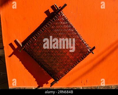 Traditionelles brasilianisches Vierkantsieb aus Gemüsefasern Stockfoto