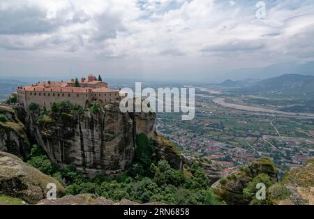 Agios Stephanos, St. Stephans Heiliges Kloster. Die griechisch-orthodoxen Meteora-Klöster wurden auf Sandsteinklippen oberhalb des Pinios-Tals errichtet. Das sind sie Stockfoto
