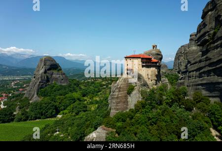 Das Kloster Agiou Nikolaou Anapavsa, auch Agios Nikolaos Anapafsas. Die griechisch-orthodoxen Meteora-Klöster wurden auf Sandsteinklippen oben errichtet Stockfoto