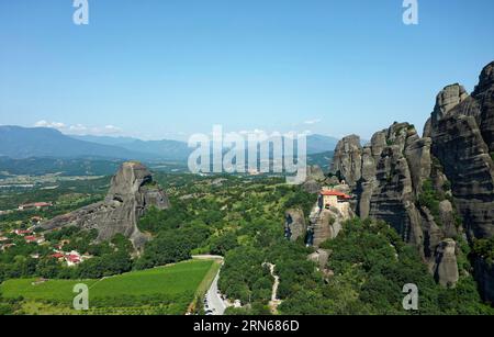 Das Kloster Agiou Nikolaou Anapavsa, auch Agios Nikolaos Anapafsas. Die griechisch-orthodoxen Meteora-Klöster wurden auf Sandsteinklippen oben errichtet Stockfoto