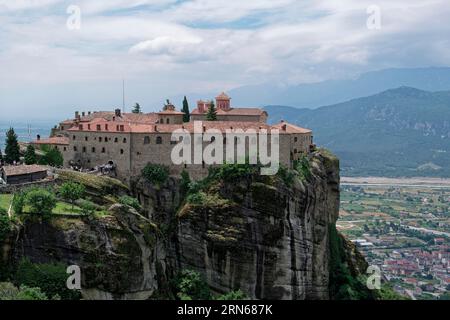 Agios Stephanos, St. Stephans Heiliges Kloster. Die griechisch-orthodoxen Meteora-Klöster wurden auf Sandsteinklippen oberhalb des Pinios-Tals errichtet. Das sind sie Stockfoto