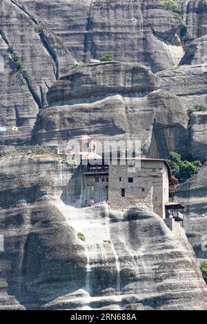 Das Kloster Agiou Nikolaou Anapavsa, auch Agios Nikolaos Anapafsas. Die griechisch-orthodoxen Meteora-Klöster sind auf Sandsteinfelsen errichtet. Sie Stockfoto
