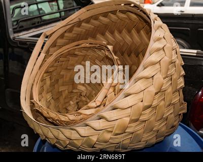 Einheimische Körbe aus dem brasilianischen Amazonasgebiet, genannt „Cofo“, aus Palmenstroh gewebt, zeigt das Foto einen kleineren Korb im größeren Korb. Stockfoto