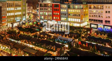 Weihnachtsmarkt auf dem Marktplatz vor dem Rathaus, Blick auf die Stiftskirche, Stuttgart, Baden-Württemberg, Deutschland, Stuttgart Stockfoto