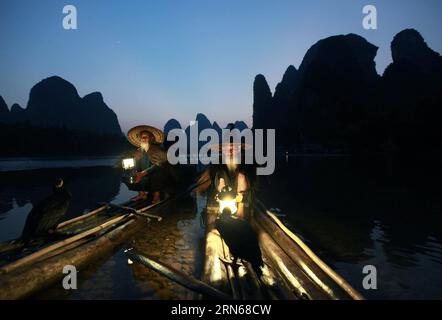 (150715) -- GUILIN, 15. Juli 2015 -- zwei Brüder in ihren 70er und 80er Jahren, die als Models des Fotografen arbeiten, machen eine Pause auf einem Bambusfloß im Lijiang River von Guilin, Provinz Guangxi in Südchina, 15. Juli 2015. ) (xcf) CHINA-GUANGXI-GUILIN-LIJIANG RIVER-LIFE (CN) LiuxJiaoqing PUBLICATIONxNOTxINxCHN 150715 Guilin 15. Juli 2015 zwei Brüder in ihren 70er und 80er Jahren, die als Foto-S-Modelle arbeiten, machen eine Pause AUF einem Bambusfloß im Lijiang River von Guilin Südchina Provinz Guangxi 15. Juli 2015 xi Leben in China Guangxi CN LiuxJiaoqing PUBLICATIONxNOTxINxCHN Stockfoto