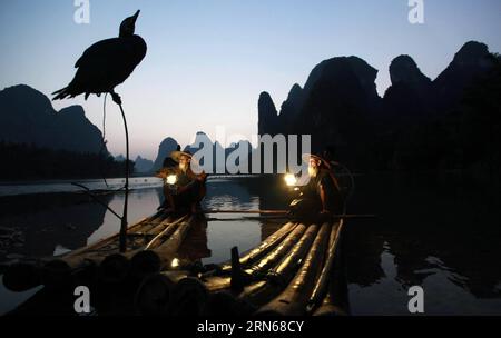 (150715) -- GUILIN, 15. Juli 2015 -- zwei Brüder in ihren 70er und 80er Jahren, die als Models des Fotografen arbeiten, machen eine Pause auf einem Bambusfloß im Lijiang River von Guilin, Provinz Guangxi in Südchina, 15. Juli 2015. ) (xcf) CHINA-GUANGXI-GUILIN-LIJIANG RIVER-LIFE (CN) LiuxJiaoqing PUBLICATIONxNOTxINxCHN 150715 Guilin 15. Juli 2015 zwei Brüder in ihren 70er und 80er Jahren, die als Foto-S-Modelle arbeiten, machen eine Pause AUF einem Bambusfloß im Lijiang River von Guilin Südchina Provinz Guangxi 15. Juli 2015 xi Leben in China Guangxi CN LiuxJiaoqing PUBLICATIONxNOTxINxCHN Stockfoto