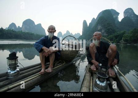 (150715) -- GUILIN, 15. Juli 2015 -- zwei Brüder in ihren 70er und 80er Jahren, die als Models des Fotografen arbeiten, machen eine Pause auf einem Bambusfloß im Lijiang River von Guilin, Provinz Guangxi in Südchina, 15. Juli 2015. ) (xcf) CHINA-GUANGXI-GUILIN-LIJIANG RIVER-LIFE (CN) LiuxJiaoqing PUBLICATIONxNOTxINxCHN 150715 Guilin 15. Juli 2015 zwei Brüder in ihren 70er und 80er Jahren, die als Foto-S-Modelle arbeiten, machen eine Pause AUF einem Bambusfloß im Lijiang River von Guilin Südchina Provinz Guangxi 15. Juli 2015 xi Leben in China Guangxi CN LiuxJiaoqing PUBLICATIONxNOTxINxCHN Stockfoto