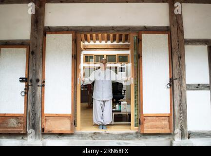 Nonne, 43, im Baekyangsa oder Baegyangsa Tempel im Naejangsan Nationalpark, Haupttempel des Jogye Ordens des koreanischen Buddhismus, Bukha-myeon, Jangseong Stockfoto