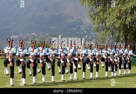 SRINAGAR, 15. Juli 2015 -- Air Warriors Drill Team (AWDT) der Indian Air Force (IAF) nehmen an einer Übung während einer Veranstaltung in Srinagar Teil, Sommerhauptstadt des von Indien kontrollierten Kaschmirs, 15. Juli 2015. ) KASHMIR-SRINAGAR-INDIAN AIR FORCE DRILL JavedxDar PUBLICATIONxNOTxINxCHN Srinagar 15. Juli 2015 Air Warriors Drill Team der Indian Air Force IAF Nehmen Sie an einem Drill während der Veranstaltung in Srinagar Summer Capital of Indian Controlled Kashmir 15. Juli 2015 Kashmir Srinagar Indian Air Force Drill NOJavedxDar PUCHINN Teil Stockfoto