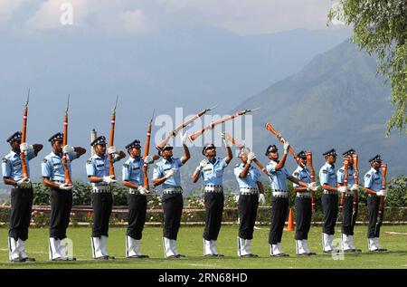 SRINAGAR, 15. Juli 2015 -- Air Warriors Drill Team (AWDT) der Indian Air Force (IAF) nehmen an einer Übung während einer Veranstaltung in Srinagar Teil, Sommerhauptstadt des von Indien kontrollierten Kaschmirs, 15. Juli 2015. ) KASHMIR-SRINAGAR-INDIAN AIR FORCE DRILL JavedxDar PUBLICATIONxNOTxINxCHN Srinagar 15. Juli 2015 Air Warriors Drill Team der Indian Air Force IAF Nehmen Sie an einem Drill während der Veranstaltung in Srinagar Summer Capital of Indian Controlled Kashmir 15. Juli 2015 Kashmir Srinagar Indian Air Force Drill NOJavedxDar PUCHINN Teil Stockfoto