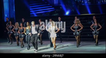 (150715) -- JOHANNESBURG, 15. Juli 2015 -- der irische Tänzer Michael Flatley (Front) erscheint am Ende der Show Lord of the Dance: Dangerous Games im Monte Casino in Johannesburg, Südafrika, am 15. Juli 2015. Lord of the Dance: Dangerous Games unter der Regie des bekannten irischen Tänzers Michael Flatley wurde hier am Mittwoch gezeigt und wird bis zum 9. August 2015 dauern. Lord of the Dance: Dangerous Games bietet mit all der Präzision und dem Nervenkitzel des Originals eine neue Bildschirmtechnologie und zeigt Projektionen mit holographischen Effekten, neue Kostüme und Choreografien. ) SÜDAFRIKA-JOHANNESBUR Stockfoto