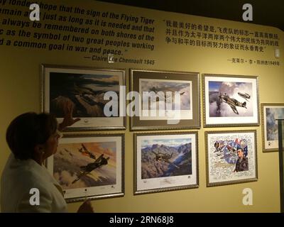 (150715) -- MONROE, 15. Juli 2015 -- in dieser Datei, die am 2. Juni 2015 aufgenommen wurde, stellt Nell Calloway, Enkelin des berühmten Kommandeurs der Flying Tigers, Generalleutnant Claire Lee Chennault, Bilder im Chennault Aviation and Military Museum in Monroe, Louisiana, USA, vor. Die Vereinigten Staaten und China, die beiden mächtigen Länder der Welt, haben im Zweiten Weltkrieg wunderbar bei ihrem Kampf gegen japanische Aggressoren zusammengearbeitet, und sie müssen zusammenarbeiten, um den Weltfrieden im neuen Jahrhundert, Nell Calloway, Enkelin des berühmten Befehlshabers der Flying Tigers, Generalleutnant, zu schützen Stockfoto