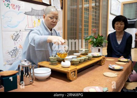 Koreanische Nonne, 43, bei der Teezeremonie, Baekyangsa oder Baegyangsa Tempel im Naejangsan Nationalpark, Haupttempel des Jogye Ordens des koreanischen Buddhismus Stockfoto