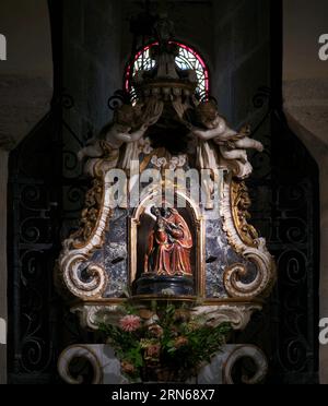 Innenansicht Schwarze Madonna, Krypta, Basilika Notre-Dame-du-Port, Clermont-Ferrand, Departement Puy-de-Dome, Region Auvergne-Rhone-Alpes, Frankreich Stockfoto