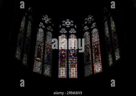 Innenansicht der Buntglasfenster im Chorraum, Kathedrale Notre-Dame-de-l'Assomption, Clermont-Ferrand, Departement Puy-de-Dome Stockfoto