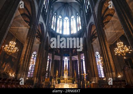 Innenansicht des Hauptaltars und des Chorraums, Kathedrale Notre-Dame-de-l'Assomption, Clermont-Ferrand, Département Puy-de-Dome, Auvergne-Rhone-Alpes Stockfoto