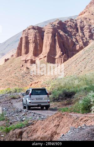 Toyota Landcruiser, Geländefahrt auf unbefestigter Straße in einem Canyon, Provinz Chuy, Kirgisistan Stockfoto