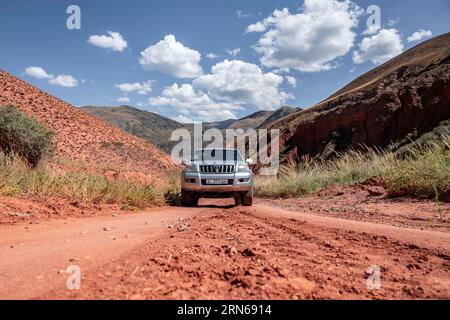 Toyota Landcruiser, Geländefahrt auf unbefestigter Straße in einem Canyon, Provinz Chuy, Kirgisistan Stockfoto