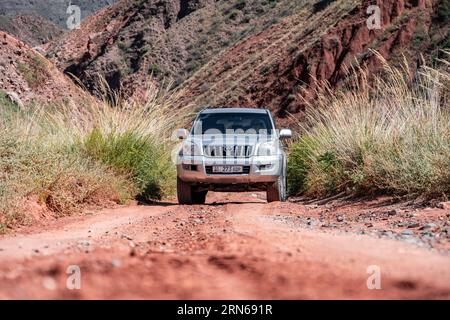 Toyota Landcruiser, Geländefahrt auf unbefestigter Straße in einem Canyon, Provinz Chuy, Kirgisistan Stockfoto