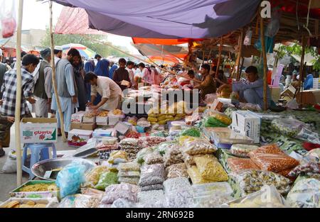 (150716)-- KUNDUZ, 16. Juli 2015-- Afghanen kaufen Lebensmittel vor dem Eid al-Fitr-Festival, das das Ende des heiligen islamischen Monats Ramadan in der Provinz Kunduz, Nordafghanistan, am 16. Juli 2015 markiert. ) AFGHANISTAN-KUNDUZ-RAMADAN Ajmal PUBLICATIONxNOTxINxCHN 150716 Kunduz 16. Juli 2015 afghanische Prominente kaufen Essen vor Eid Al Fitr Festival zum Ende des Heiligen Islamischen Monats Ramadan in der Provinz Kunduz Nord-Afghanistan AM 16. Juli 2015 Afghanistan Kunduz Ramadan Ajmal PUBLICATIONxNOTxINxCHN Stockfoto