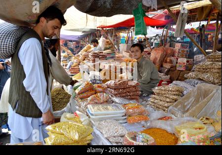 (150716)-- KUNDUZ, 16. Juli 2015-- Afghanen kaufen Lebensmittel vor dem Eid al-Fitr-Festival, das das Ende des heiligen islamischen Monats Ramadan in der Provinz Kunduz, Nordafghanistan, am 16. Juli 2015 markiert. ) AFGHANISTAN-KUNDUZ-RAMADAN Ajmal PUBLICATIONxNOTxINxCHN 150716 Kunduz 16. Juli 2015 afghanische Prominente kaufen Essen vor Eid Al Fitr Festival zum Ende des Heiligen Islamischen Monats Ramadan in der Provinz Kunduz Nord-Afghanistan AM 16. Juli 2015 Afghanistan Kunduz Ramadan Ajmal PUBLICATIONxNOTxINxCHN Stockfoto