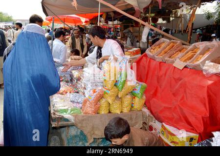 (150716)-- KUNDUZ, 16. Juli 2015-- Afghanen kaufen Lebensmittel vor dem Eid al-Fitr-Festival, das das Ende des heiligen islamischen Monats Ramadan in der Provinz Kunduz, Nordafghanistan, am 16. Juli 2015 markiert. ) AFGHANISTAN-KUNDUZ-RAMADAN Ajmal PUBLICATIONxNOTxINxCHN 150716 Kunduz 16. Juli 2015 afghanische Prominente kaufen Essen vor Eid Al Fitr Festival zum Ende des Heiligen Islamischen Monats Ramadan in der Provinz Kunduz Nord-Afghanistan AM 16. Juli 2015 Afghanistan Kunduz Ramadan Ajmal PUBLICATIONxNOTxINxCHN Stockfoto