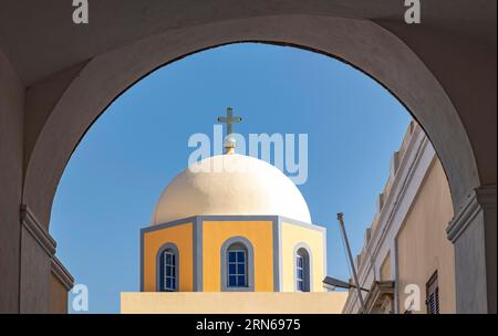 Kuppel der katholische Kathedrale St. Johannes des Täufers, Fira, Santorini, Griechenland Stockfoto