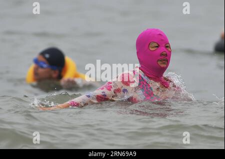 (150716) -- QINGDAO, 16. Juli 2015 -- Eine Frau, die Facekini trägt, schwimmt im Meer in Qingdao, ostchinesische Provinz Shandong, 16. Juli 2015. Facekini ist eine Maske, die für Schwimmer entwickelt wurde, um ihre Köpfe und Gesichter zu schützen. ) (Yxb) CHINA-SHANDONG-QINGDAO-FACEKINI(CN) WangxHaibin PUBLICATIONxNOTxINxCHN 150716 Qingdao 16. Juli 2015 eine Frau, die Facekini trägt, schwimmt im Meer in Qingdao Ostchina S Shan Dong Provinz 16. Juli 2015 Stockfoto