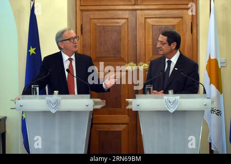 (150716) -- NIKOSIA, 16. Juli 2015 -- Jean-Claude Juncker (L), Präsident der Europäischen Kommission, und Nicos Anastasiades, Präsident der Republik Zypern, nehmen am 16. Juli 2015 an einer gemeinsamen Pressekonferenz in Nikosia (Zypern) Teil. Juncker begann am Donnerstag einen zweitägigen Besuch in Zypern. )(bxq) ZYPERN-NIKOSIA-EU-JUCKER-VISIT StefanosxKouratzis PUBLICATIONxNOTxINxCHN 150716 Nicosia 16. Juli 2015 Jean Claude Juncker l Präsident der Europäischen Kommission und Nicos Anastasiades Präsident der Republik Zypern nehmen an einer gemeinsamen Pressekonferenz in Nikosia Zypern Teil AM 16. Juli 2015 startete Juncker eine zwei da Stockfoto