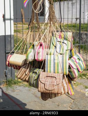 Frauentaschen aus bunten Gemüsefasern sind Souvenirs für Touristen auf dem Markt in São Luís, Maranhão, nordöstlich von Brasilien. Stockfoto