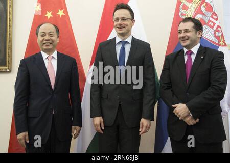 (150717) -- BUDAPEST, 16. Juli 2015 -- Wang Xiaotao (L), stellvertretender Direktor der Nationalen Entwicklungs- und Reformkommission Chinas, Peter Szijjarto (C), ungarischer Minister für Auswärtige Angelegenheiten und Handel, und Dejan Trifunovic, Staatssekretär für das Ministerium für Bau, Verkehr und Infrastruktur Serbiens, posieren für ein Foto in Budapest, Ungarn, 16. Juli 2015. Laut der Pressekonferenz nach der Sitzung der Ungarisch-serbisch-chinesischen Arbeitsgruppe am Donnerstag in Budapest könnte der Bau eines Bahnausbaus Budapest-Belgrad noch vor Jahresende in Angriff genommen werden. ) ( Stockfoto