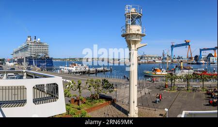 Der Leuchtturm im Hafen neben dem Gebäude Kieler Schifffahrtsmuseum, Kiel, Schleswig-Holstein, Deutschland Stockfoto