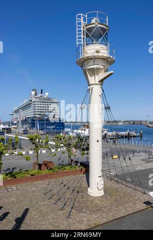 Der Leuchtturm im Hafen neben dem Gebäude Kieler Schifffahrtsmuseum, Kiel, Schleswig-Holstein, Deutschland Stockfoto