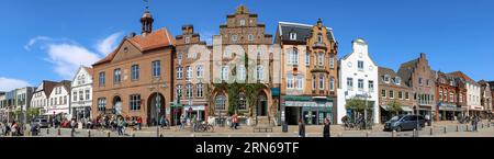 Panoramabild von alten Häusern in der Altstadt von Husum auf dem Markt, Husum, Nordfriesland, Schleswig-Holstein, Deutschland Stockfoto