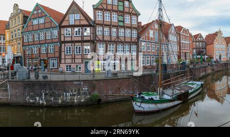 Panoramafoto mittelalterliche historische Händler- und Lagerhäuser am Hansehafen mit dem Segelschiff Willi, Altstadt, Stade, Niedersachsen Stockfoto