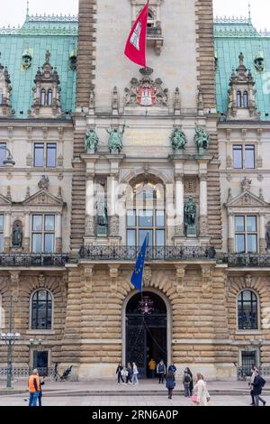 Eintritt zum Hamburger Rathaus mit Stadtwappen, Stadtflagge und Skulpturen auf dem Turm, Hamburg, Land Hamburg, Norddeutschland, Deutschland Stockfoto