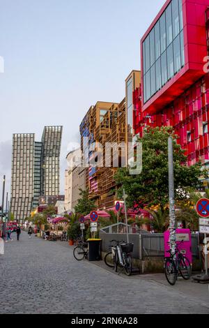 Reeperbahn St. Pauli Hausfassaden von St. Pauli-Schmidt-Theater, Klubhaus St. Pauli und am Ende der Tanztürme in den Abendstunden, St. Stockfoto