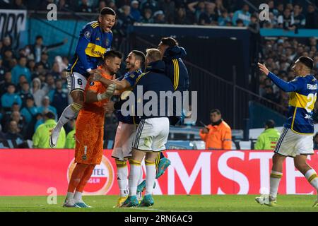 Avellaneda, Argentinien. 30. August 2023. Faustino Marcos Rojo (L) und Torhüter Sergio Romero von Boca Juniors feiern den Elfmeterschießen mit Teamkollegen während eines zweiten Viertelfinalspiels zwischen Racing Club und Boca Juniors im Rahmen der Copa CONMEBOL Libertadores 2023 am 30. August 2023 im Presidente Peron Stadium in Avellaneda, Argentinien. Die Boca Juniors besiegten Racing 4-1 im Elfmeterschießen und qualifizierten sich für das Copa Libertadores Halbfinale. Quelle: SOPA Images Limited/Alamy Live News Stockfoto