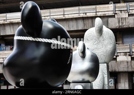 (150717) -- BANGKOK, 17. Juli 2015 -- Foto aufgenommen am 17. Juli 2015 zeigt drei groß angelegte Be@rbrick-Figuren, die am Eingang eines Einkaufszentrums in Bangkok, Thailand, stehen. Die Be@rbrick Worldwide Tour II hat kürzlich ihre Ausstellung in Bangkok vorgestellt, um Dutzende von Be@rbrick-Figuren in Zusammenarbeit mit mehr als 80 Designern zu präsentieren. Die Veranstaltung, die bis Juli 31 verfügbar ist, ist das erste Mal, dass BE@rbrick in Südostasien gezeigt wird. Die von einem japanischen Spielzeughersteller im Jahr 2001 entworfene, bärenförmige Spielzeugfigur im Blockstil wird von Fans auf der ganzen Welt geliebt. ) THAILAND-BANGKOK-BE@RBRICK-WORLD TOUR Stockfoto