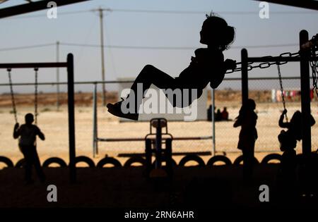 (150717) -- MAFRAQ, 17. Juli 2015 -- Ein syrisches Mädchen spielt am ersten Tag des Eid al-Fitr im Flüchtlingscamp Zaatari in Mafraq, Jordanien, 17. Juli 2015 auf einer Schaukel. Die Muslime in Jordanien feierten am Freitag das Eid al-Fitr-Festival, das das Ende des Fastenmonats Ramadan markiert.) JORDAN-MAFRAQ-EID AL FITR-FLÜCHTLINGSCAMP MohammadxAbuxGhosh PUBLICATIONxNOTxINxCHN 150717 MAFRAQ 17. Juli 2015 ein syrisches Mädchen SPIELT AUF einer Schaukel während des ersten Tages des Eid Al Fitr IM Zaatari Flüchtlingscamp in Mafraq Jordanien 17. Juli 2015 Muslime in Jordanien feierten Eid Al Marks am Freitag das Festival, das Ende des Stockfoto