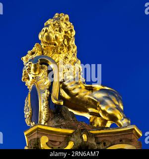 Goldener Nassauer Löwe am Marktbrunnen, Schlossplatz, Landeshauptstadt Wiesbaden, Hessen, Deutschland Stockfoto