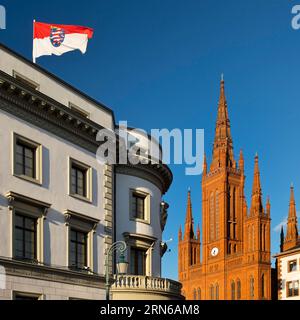 Hessischer landtag mit Staatsflagge in der ehemaligen Nassauer Burg und Marktkirche, Landeshauptstadt Wiesbaden, Hessen, Deutschland Stockfoto