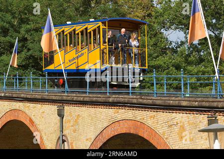 Nerobergbahn auf dem Viadukt, Zahnradbahn, technisches Kulturdenkmal, Wiesbaden, Hessen, Deutschland Stockfoto