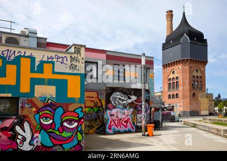 Graffiti im Kulturzentrum Schlachthof mit denkmalgeschütztem Wasserturm, Subkultur, Wiesbaden, Hessen, Deutschland Stockfoto