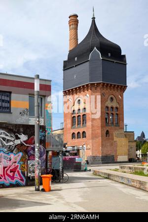 Graffiti im Kulturzentrum Schlachthof mit denkmalgeschütztem Wasserturm, Subkultur, Wiesbaden, Hessen, Deutschland Stockfoto