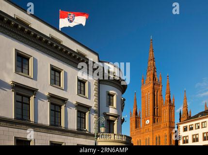 Hessischer landtag mit Staatsflagge in der ehemaligen Nassauer Burg und Marktkirche, Landeshauptstadt Wiesbaden, Hessen, Deutschland Stockfoto