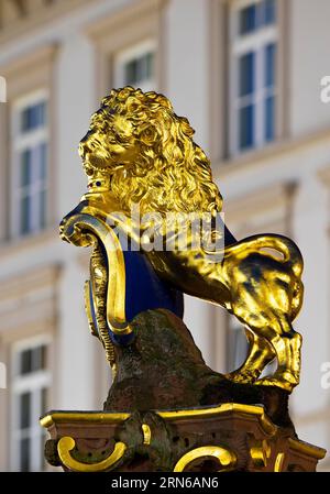 Goldener Nassauer Löwe am Marktbrunnen, Schlossplatz, Landeshauptstadt Wiesbaden, Hessen, Deutschland Stockfoto