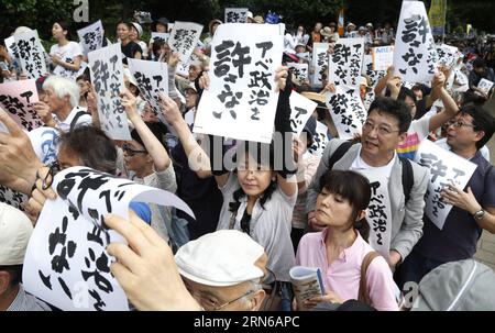 (150718) -- TOKIO, 18. Juli 2015 -- die Leute halten Plakate, auf denen Abe Politics is unverzeihlich während einer Kundgebung vor dem parlamentsgebäude in Tokio, Japan, 18. Juli 2015 steht. Etwa fünftausend Menschen nahmen an der Demonstration Teil. ) JAPAN-TOKIO-ANTI-ABE-PROTEST Stringer PUBLICATIONxNOTxINxCHN 150718 Tokio 18. Juli 2015 Prominente Halten Plakate, auf denen ABE-POLITIK steht, IST UNVERZEIHLICH während einer Kundgebung vor dem Parlamentsgebäude in Tokio Japan 18. Juli 2015 nahmen etwa fünftausend Prominente an der Demonstration Japan Tokio Anti-ABE-Protest Stringer PUBLICATIONxNOTxINxCHN Teil Stockfoto